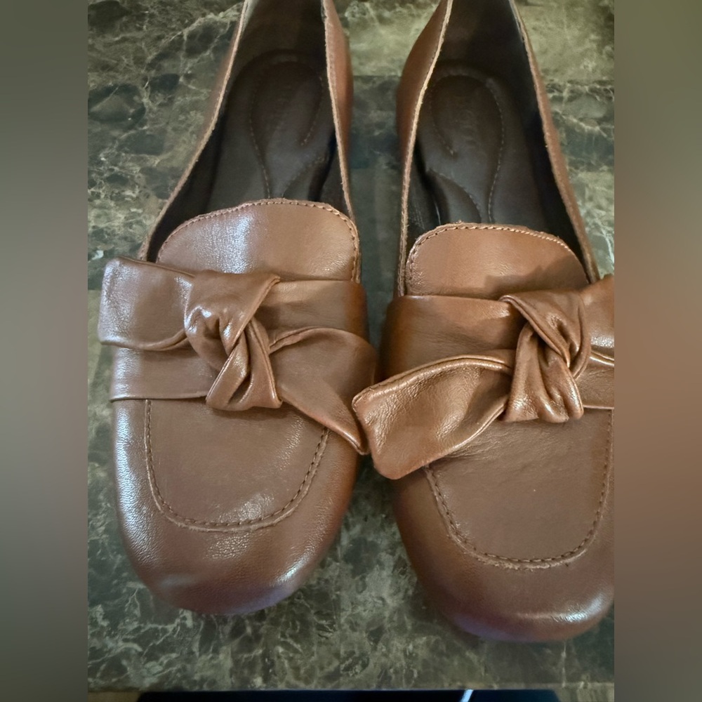 Born. Carrine Bow Detail Leather Slip On Loafers. Tan. Size 7. - Picture 12 of 15